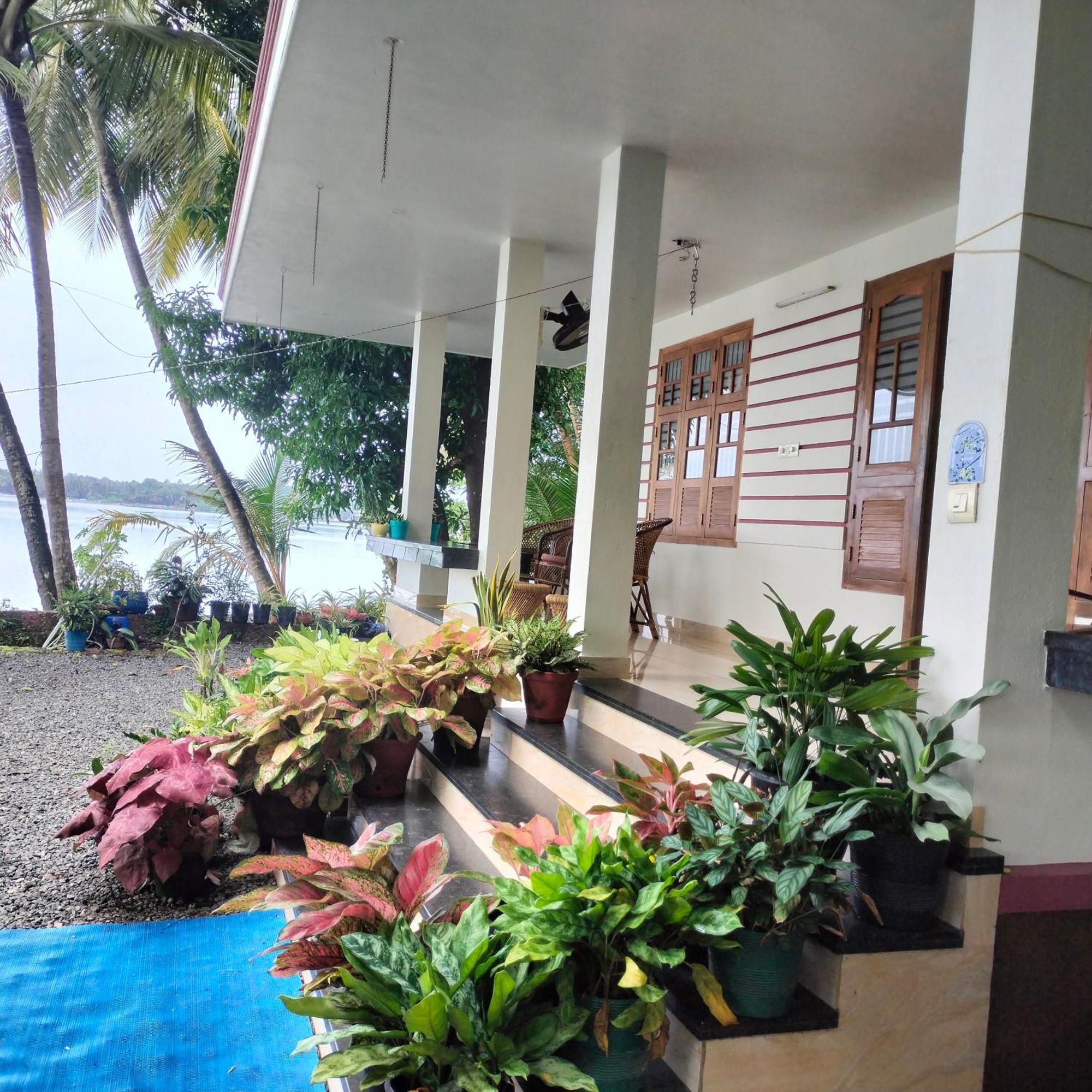 Island Riverside Homestay