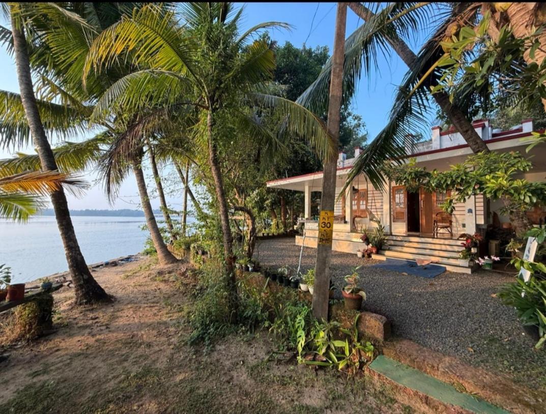 Island Riverside Homestay